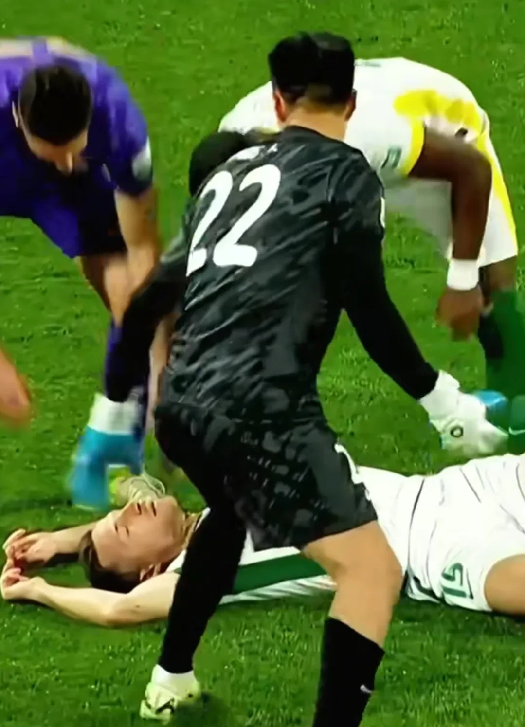 巴塞尔联队球员动作过激，比赛后被红牌罚下