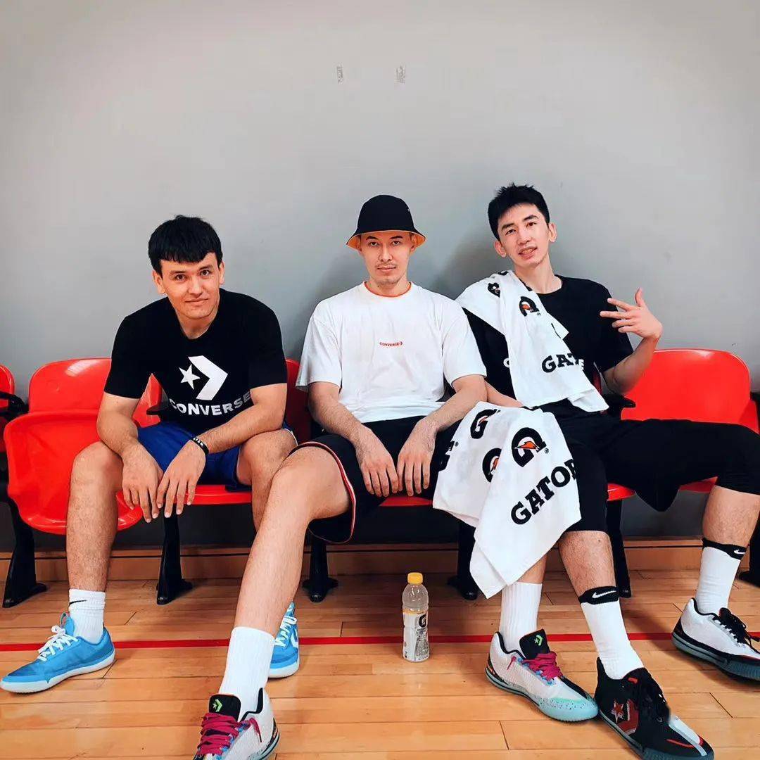 美因茨球队一同前往训练基地，融洽团队精神