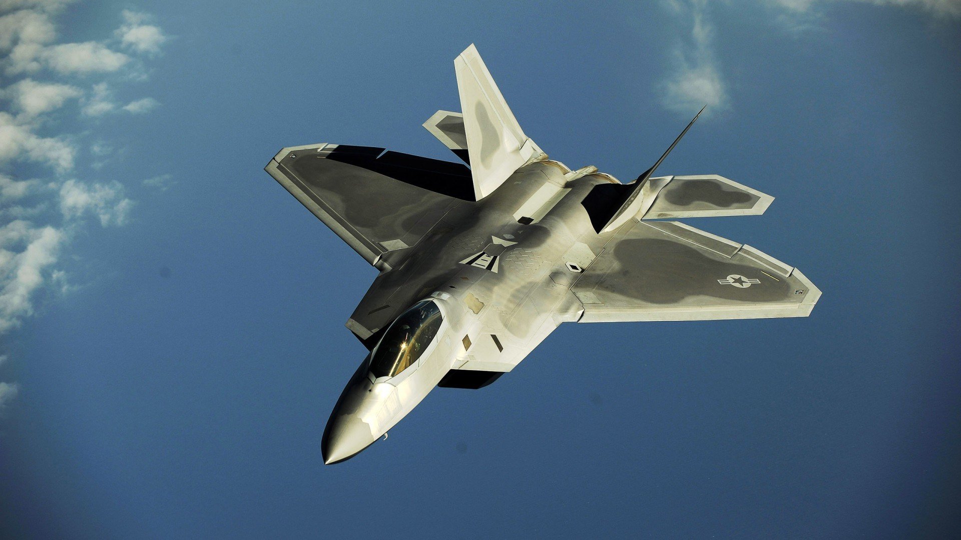 德甲争冠夜最荒诞镜头,全国直播信号里,站着穿错球衣的库尔图瓦